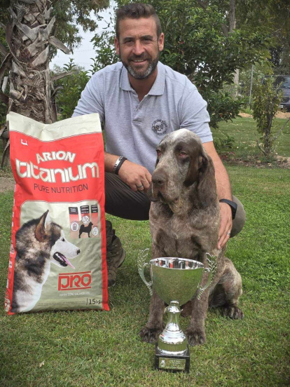 El criador burgalés Óscar Vidueiros junto a Caimán
