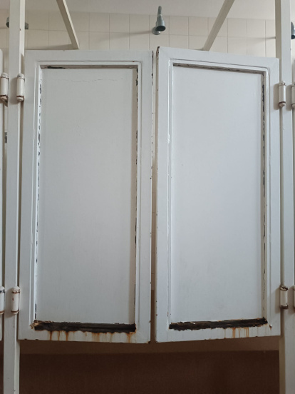 Otra parte de los vestuarios son las duchas sin agua caliente desde hace una década.