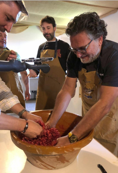 Los participantes trabajan pueden  para elaborar sus propias morcillas.