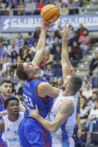 Imagen del partido entre el Silbö San Pablo Burgos y Menorca.