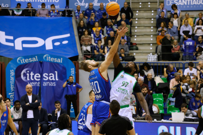 Imagen del partido entre el Silbö San Pablo Burgos y Amics Castelló.