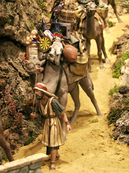 Los camellos van cargados de juguetes tradicionales y del siglo XXI.