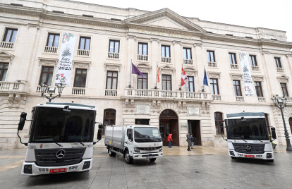 Los tres vehículos han sido presentados en la Diputación Provincial.