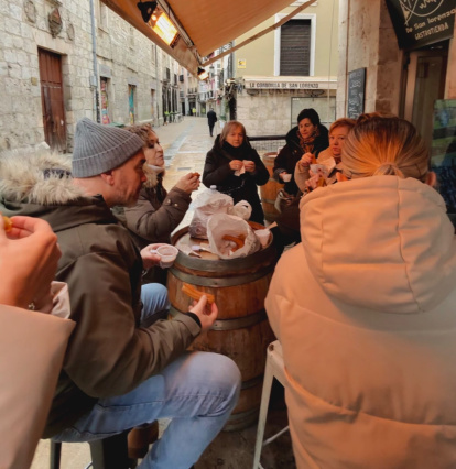 Un momento del 'vermut lotero' del Pez de San Lorenzo y el Encarna’s.