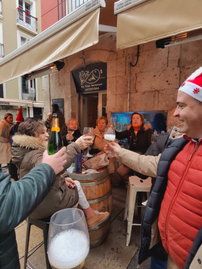 Un momento del 'vermut lotero' del Pez de San Lorenzo y el Encarna’s.