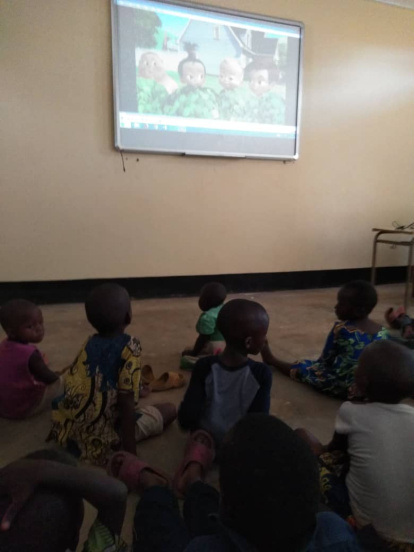 Sesión de cine para los más pequeños en el salón social del colegio de Idji que gestiona Proyecto Rubare y la Fundación Kivu Jambo.