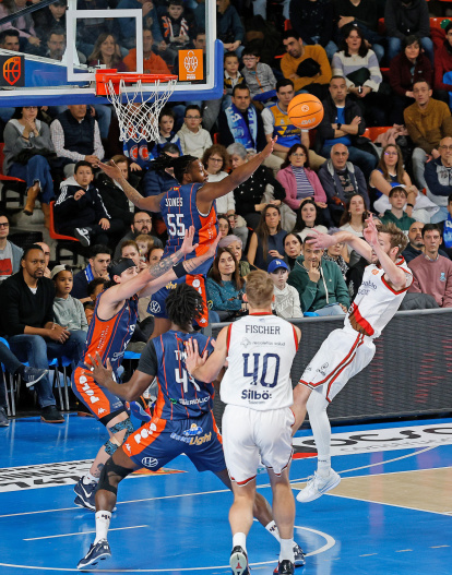 Imagen del partido entre el Silbö San Pablo Burgos y el Grupo Ureta Tizona Burgos.