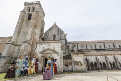 El monasterio con los gigantes y cabezudos en el día del Curpillos.