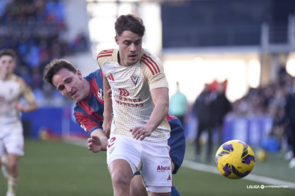 Imagen del partido entre el Huesca y el Mirandés.