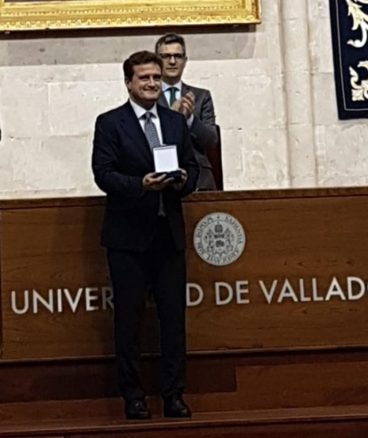 Elías Gutiérrez, condecorado por la Orden de San Raimundo de Peñafort, junto al ministro de Justicia, Félix Bolaños.