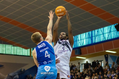 Lance Jones lanza a canasta durante el partido de ayer.