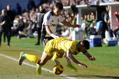 Curro se lleva por delante a un contrario en la banda.