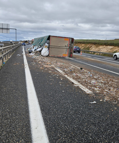 Vuelco de un camión con basura en la A-1 en Cortes.