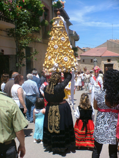 Ramo de rosquillas de Cañada, portado por una moza. DIPUTACIÓN DE BURGOS