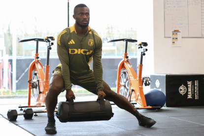 El lateral izquierdo Ghislain Konan entrenando con la equipación del Burgos CF.