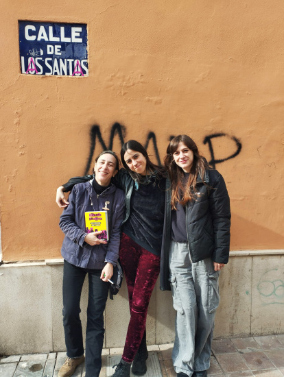 María (protagonista), Maritxu (autora) y Mónica (maquetadora).