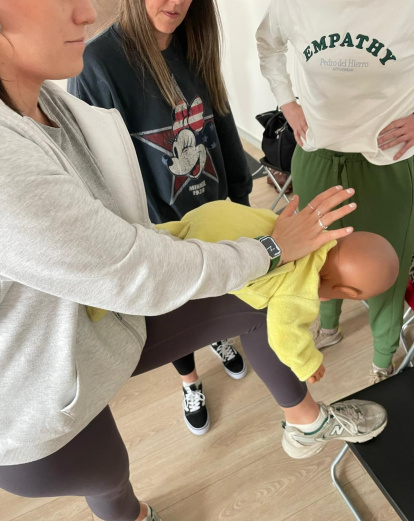 Varias personas aprenden primeros auxilios.