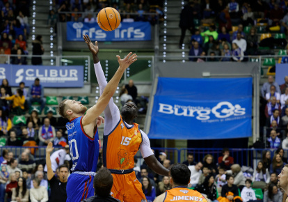 Imagen del partido entre el Silbö San Pablo Burgos y Morón.