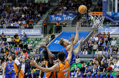 Imagen del partido entre el Silbö San Pablo Burgos y Morón.