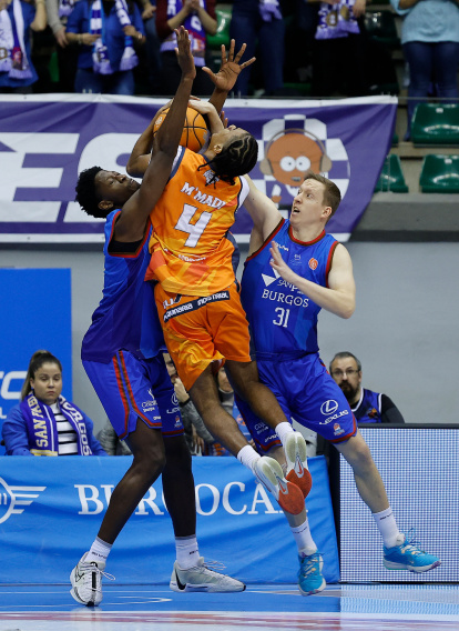 Imagen del partido entre el Silbö San Pablo Burgos y Morón.