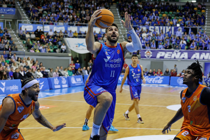 Imagen del partido entre el Silbö San Pablo Burgos y Morón.