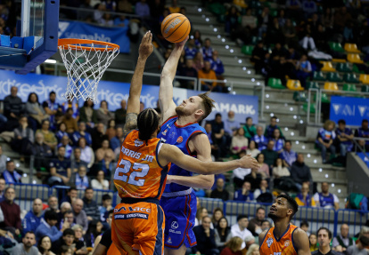 Imagen del partido entre el Silbö San Pablo Burgos y Morón.