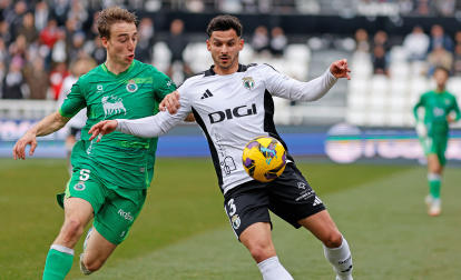 Imagen del partido entre el Burgos CF y el Racing de Santander.