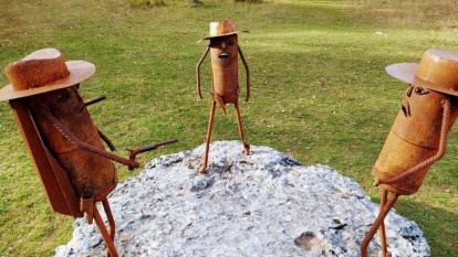 Escultura en honor a la película 'El bueno, el feo y el malo'.