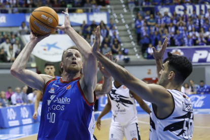 Imagen del partido entre el Silbö San Pablo Burgos y el Grupo Ureta Tizona Burgos.