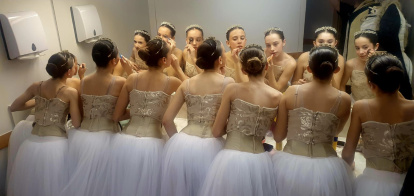 Imagen de cómo se preparan las alumnas de Segundo de Clásico.