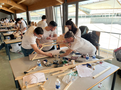 Los equipos dispusieron de un máximo de cinco horas para construir sus maquetas, utilizando un kit común que incluía herramientas, listones de madera y cables de acero.