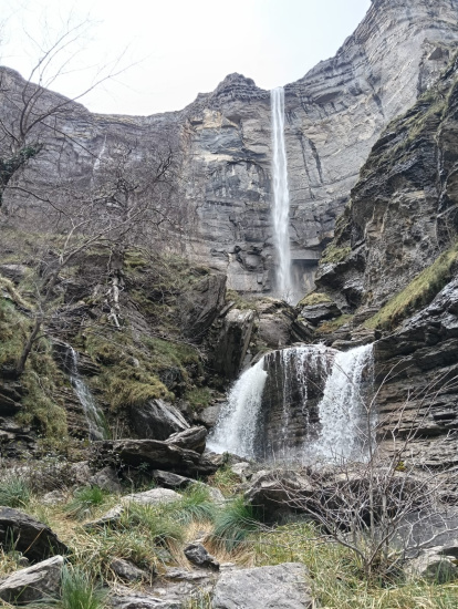 El Salto del Nervión: la cascada más alta de España, desde su base.