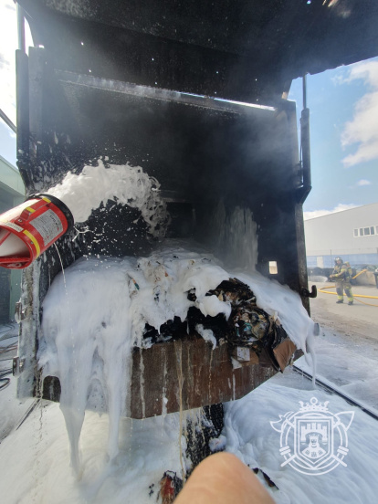 Aplicación de espuma en la zona de carga para evitar que el incendio se reprodujese.