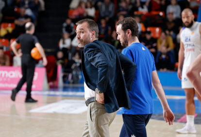 Camps abandona la cancha tras ser descalificado.