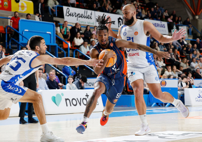 Lance Jones protege la pelota entre dos rivales del Alicante.