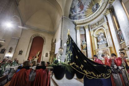 La Dolorosa con su precioso manto, en andas en el interior de la parroquia de San Pedro de la Fuente.