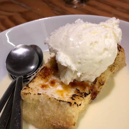 Torrija con copa de chocolate blanco y helado de La Boca del Lobo.