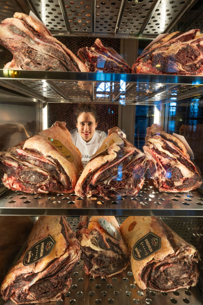 Según la mejor parrillera de España, la clave, además de en el dominio del fuego, está  en la calidad de la materia prima. En la imagen posa con las piezas de Cárnicas Guikar.