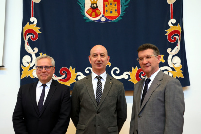 Félix Valbuena González asumió el cargo de decano de la Facultad de Derecho en un acto presidido por el rector de la UBU, José Miguel García.