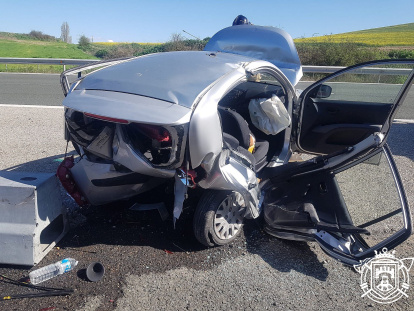 El vehículo acabó totalmente destrozado.