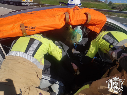 Los bomberos de Burgos, durante el rescato del joven herido.