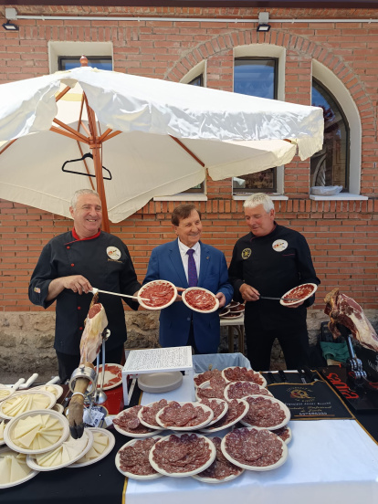 Santiago posa feliz en su museo de Vadocondes
