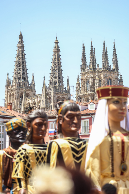 Último pasacalles de los Gigantillos, Gigantones y Danzantes en las fiestas de San Pedro 2025.