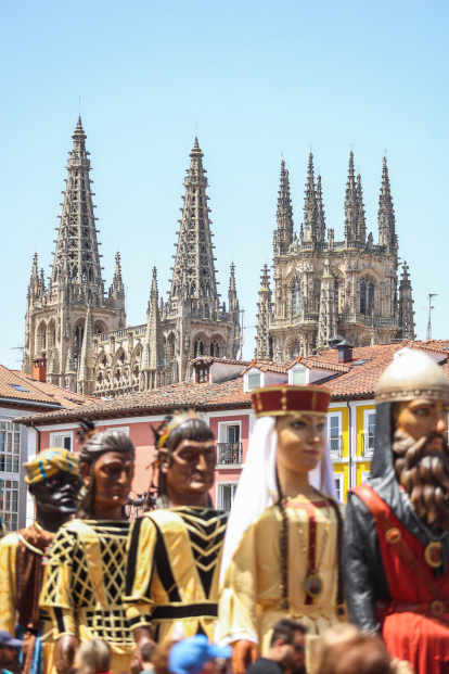 Último pasacalles de los Gigantillos, Gigantones y Danzantes en las fiestas de San Pedro 2025.