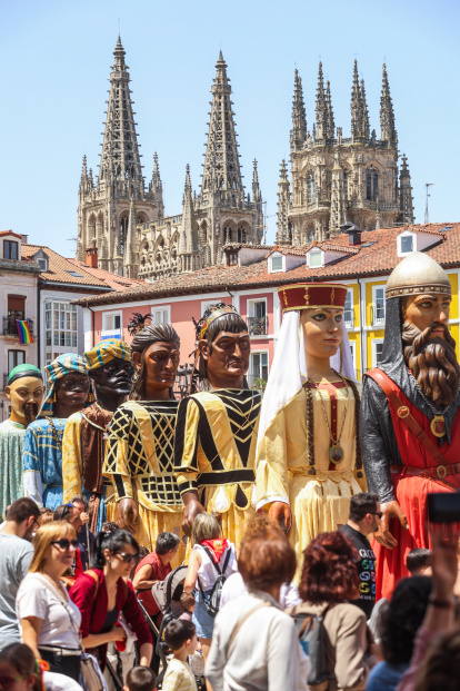 Último pasacalles de los Gigantillos, Gigantones y Danzantes en las fiestas de San Pedro 2025.