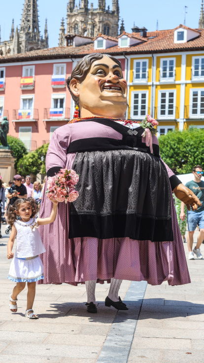 Último pasacalles de los Gigantillos, Gigantones y Danzantes en las fiestas de San Pedro 2025.