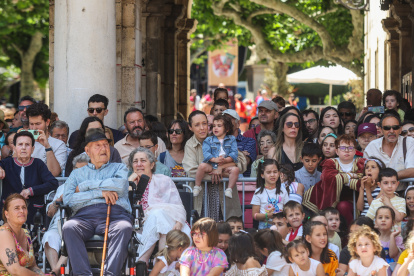 Último pasacalles de los Gigantillos, Gigantones y Danzantes en las fiestas de San Pedro 2025.