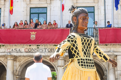 Último pasacalles de los Gigantillos, Gigantones y Danzantes en las fiestas de San Pedro 2025.