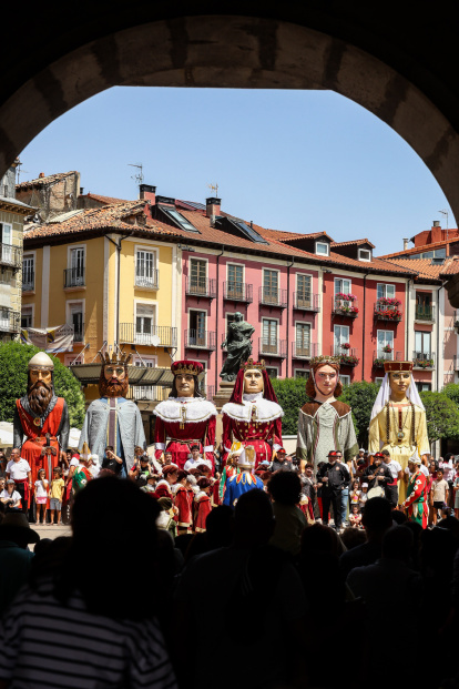 Último pasacalles de los Gigantillos, Gigantones y Danzantes en las fiestas de San Pedro 2025.