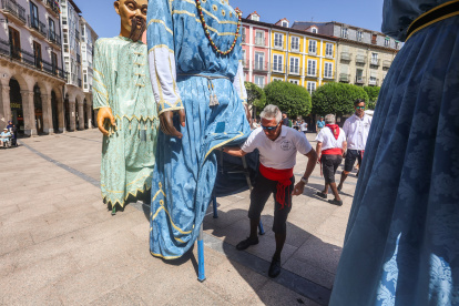 Último pasacalles de los Gigantillos, Gigantones y Danzantes en las fiestas de San Pedro 2025.